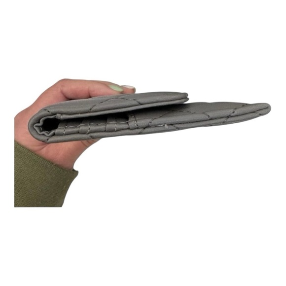 NWT-BADGLEY MISCHKA-GRAY QUILTED CARD HOLDER - Picture 4 of 6